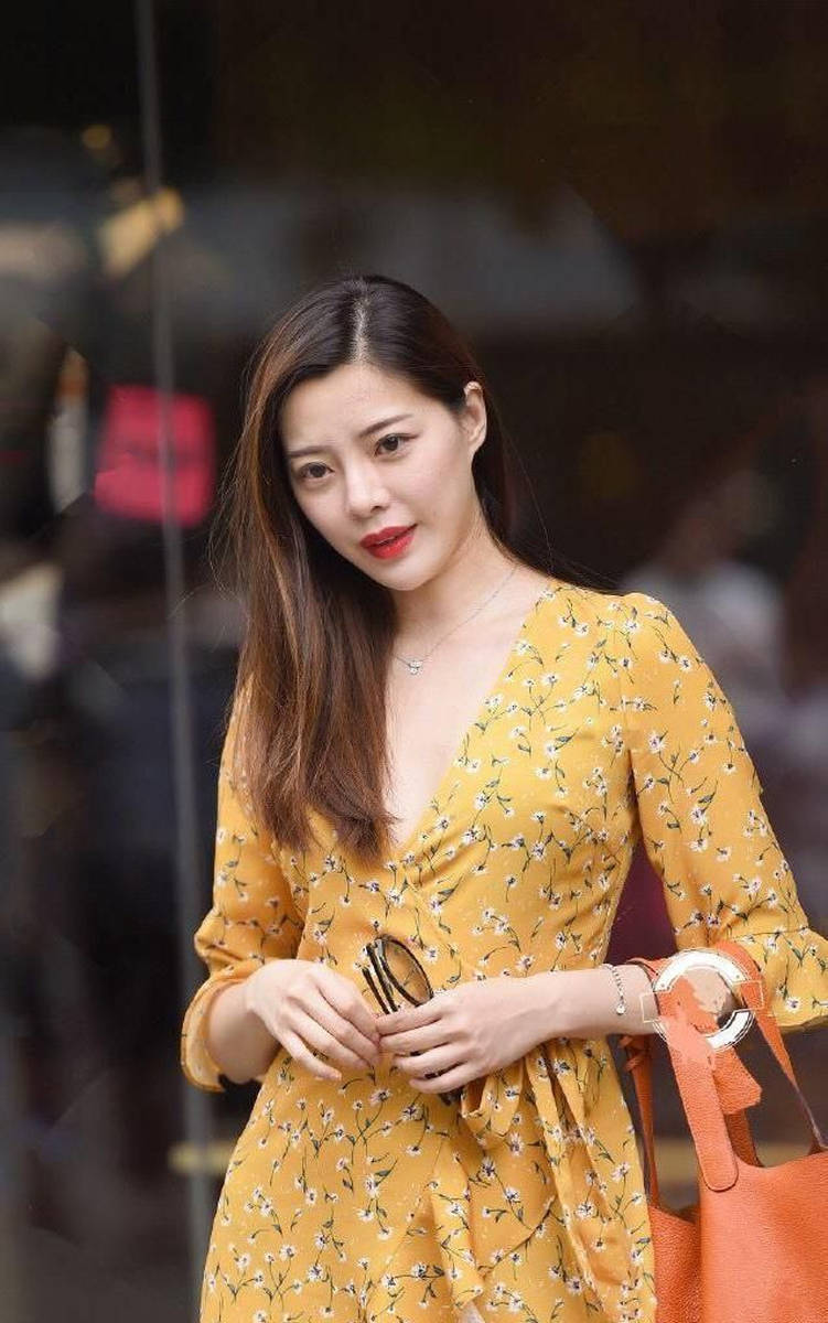 50老熟妇浓毛毛黑森林浜风情写真，展现成熟魅力，自然野性之美