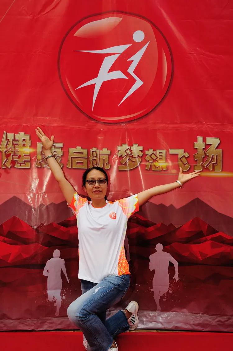妹妹激情燃烧青春岁月，梦想飞扬，姐妹情深共创美好未来