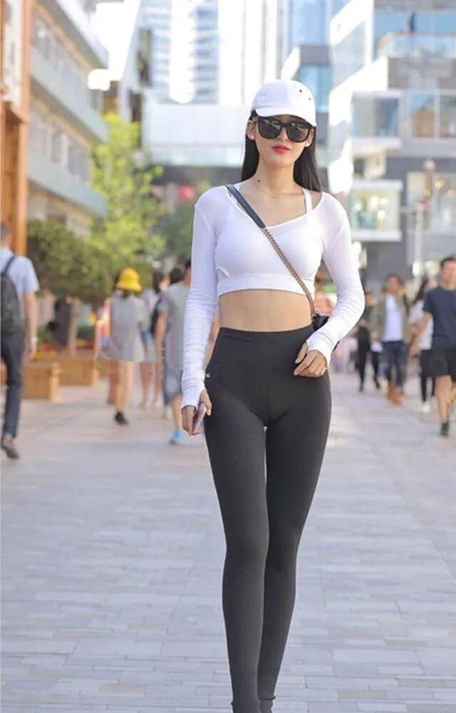俄罗斯老熟女魅力不减当年，优雅气质与成熟风韵并存，尽显独特女性风采