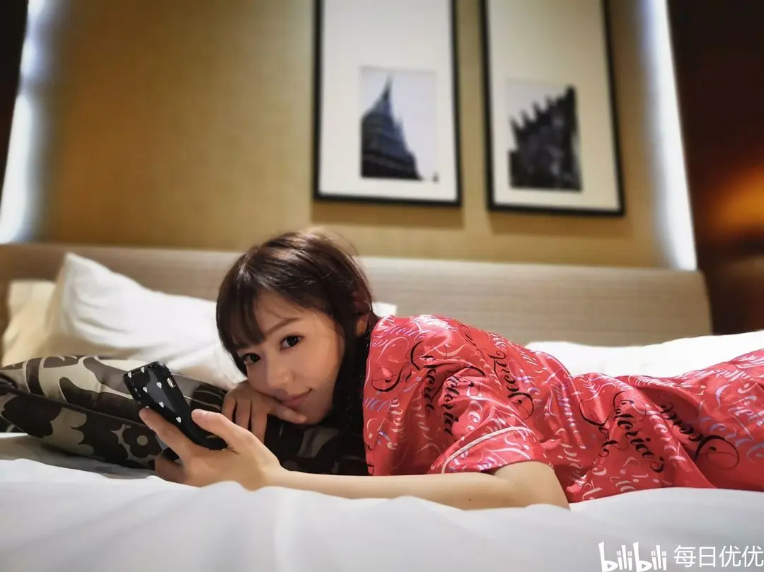 丰满人妻浜崎真绪演绎熟女魅力，中国风韵milf诱惑，经典作品回顾