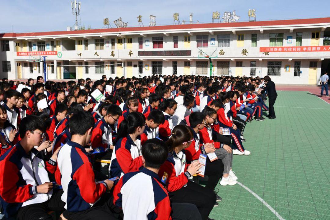 年轻漂亮老师做爰4引发热议，探讨师生关系界限，教育伦理引关注