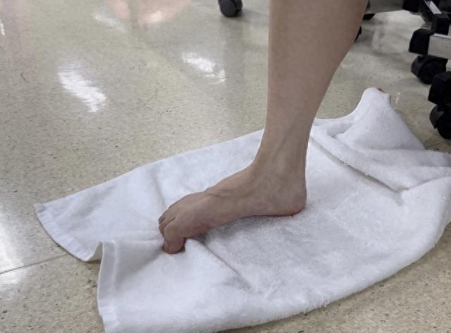 白袜女孩脚掌足底倒计时引爆热议,清新风格席卷全网,独特魅力令人心动 白袜女孩脚掌足底倒计时引爆热议,清新风格席卷全网,独特魅力令人心动