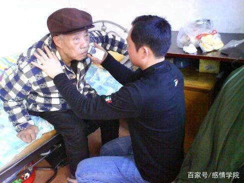 Gay老头呻吟小说浜中欲望纠缠，深夜禁忌之恋，两个男人的秘密爱欲故事