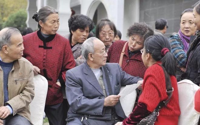 中国老太太交配故事，探讨晚年情感，展现生活真实，引发社会思考