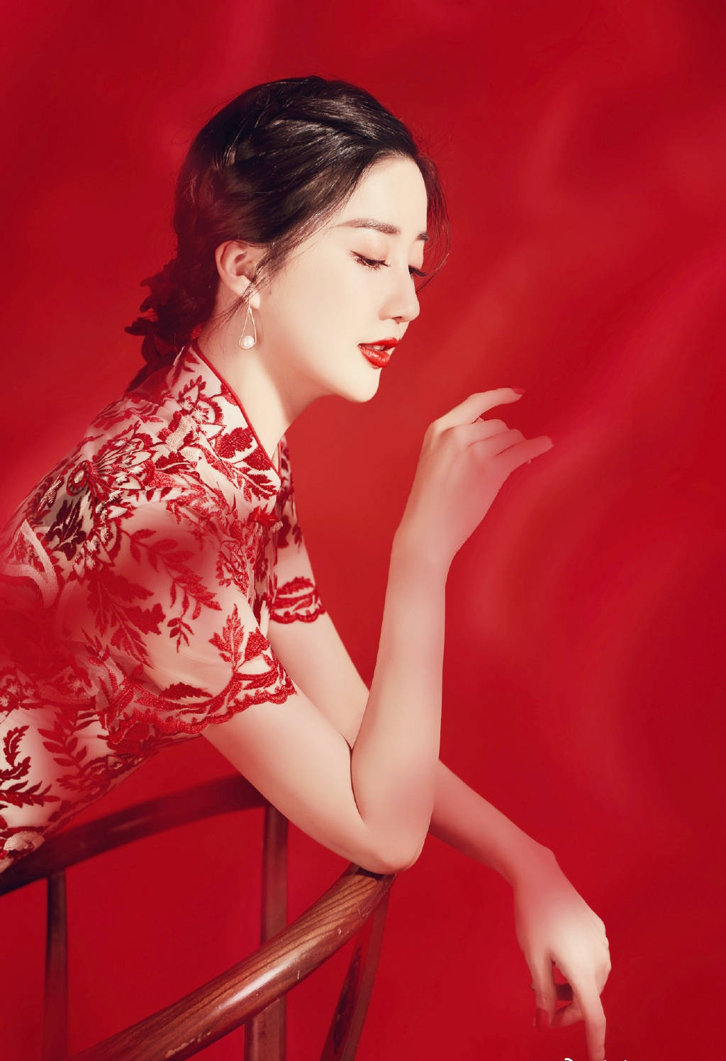 陈丽佳《玉》专辑高清图惊艳发布，绝美造型诠释东方韵味，收藏级视觉盛宴来袭