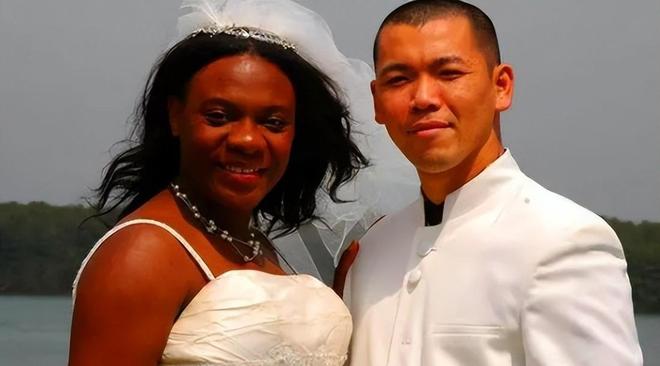 黑人男子与日本女人的跨文化爱情故事，探讨种族与国籍差异，浪漫与挑战并存