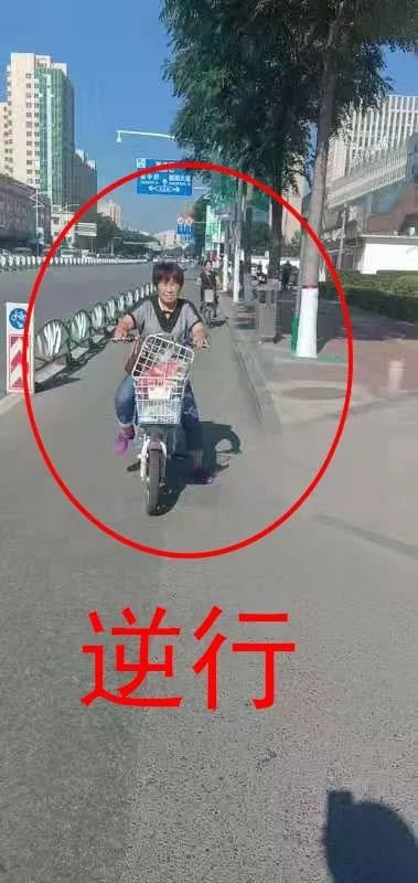 老太脱了裤子让小伙摸引发争议，街头一幕曝光，网友热议不断