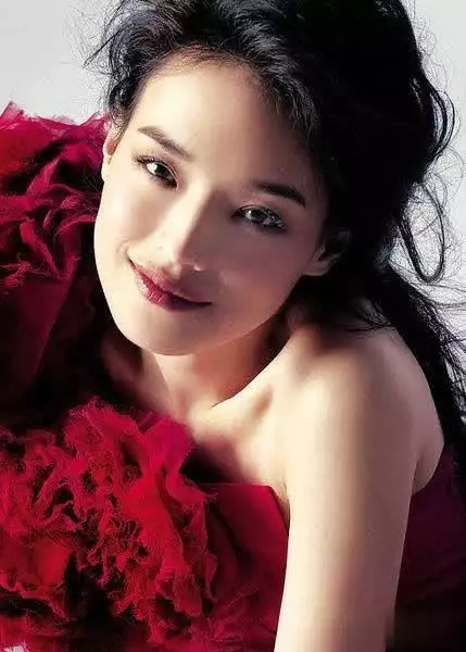 苍井空三级片全裸做爱过程曝光，揭秘其演艺生涯大胆转型，引发观众热议与回忆