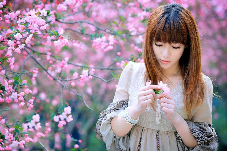 在线尤物久久噜魅力无限，性感女神热辣写真，高清美图一网打尽