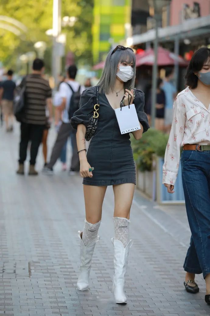 美足轩TK帅气男生vk展现潮流魅力，精致穿搭吸睛，型男必备时尚指南