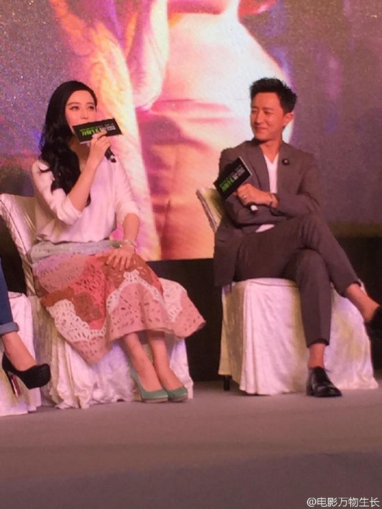 *少妇午夜无码激情缠绵,迷离夜色,欲望交织难自持* *少妇午夜无码激情缠绵,迷离夜色,欲望交织难自持*