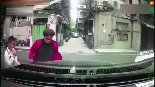 2.偷拍老太婆事件曝光，网友热议，法律专家发声