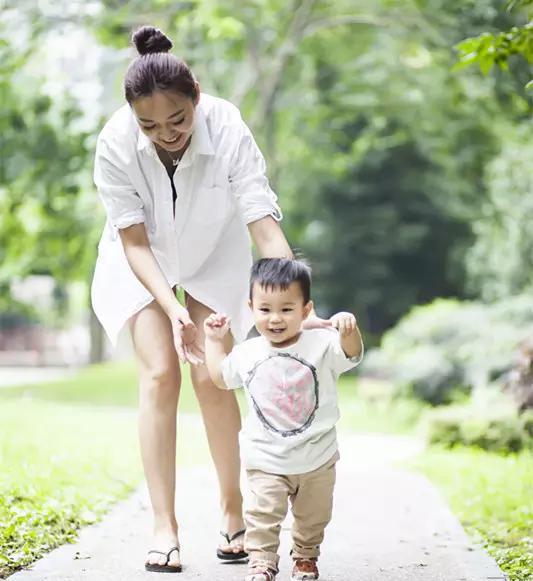 美女和男生一起努力生小孩浜的温馨故事，看他们如何克服困难，迎接新生命，共创幸福家庭