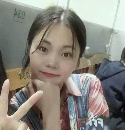 女学生的粉嫩小泬青春洋溢，校园写真展现纯真魅力，少女感十足惹人怜爱