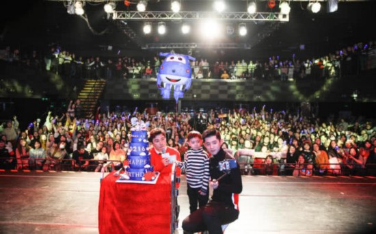 五月天久久无码综合AV演唱会精彩回顾，高清画质全程放送，粉丝必看经典现场