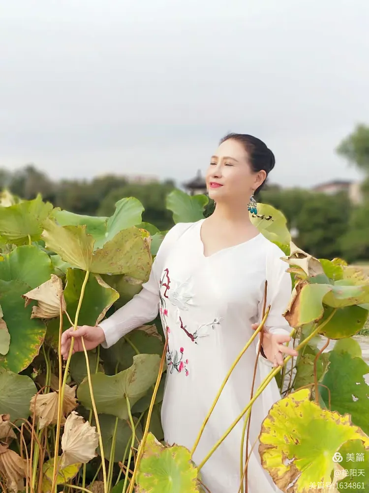 老女人艺术绽放岁月之美，优雅如诗，永恒经典