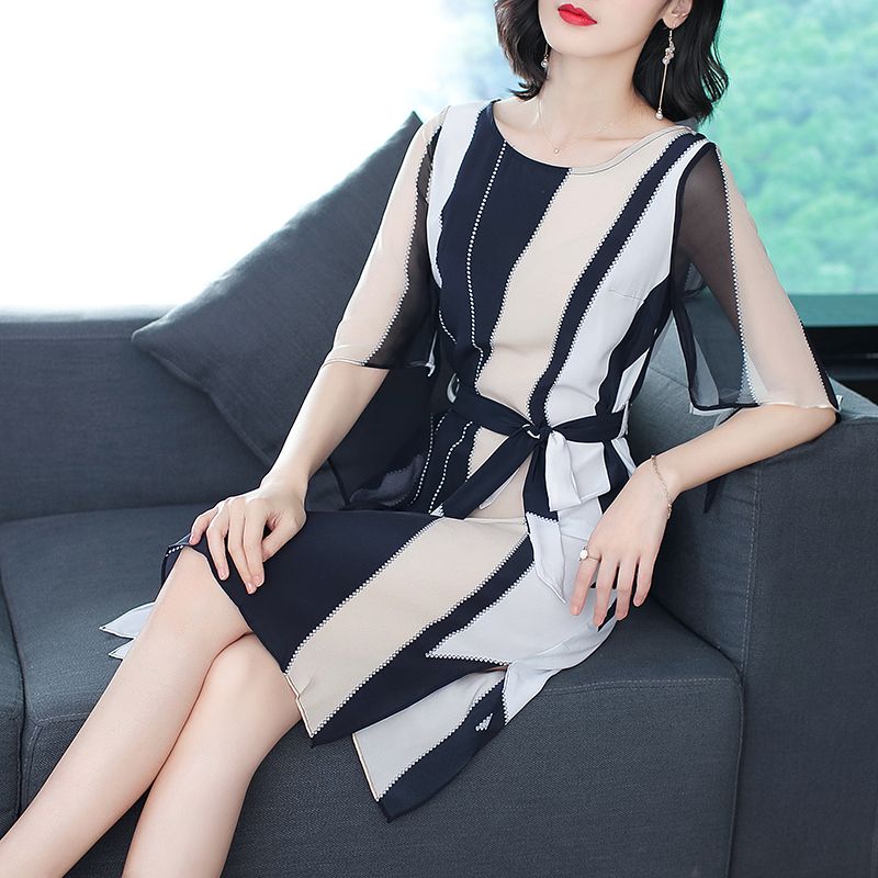 2.美女写真集高清大图精选15张，展现优雅气质，捕捉动人瞬间，尽显魅力风采