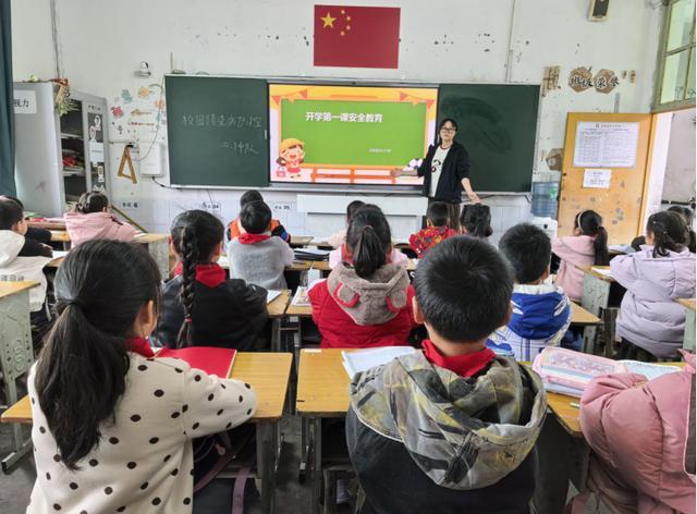 13至15岁少女伦理困境探讨，青春期的迷茫与抉择，家庭学校如何引导