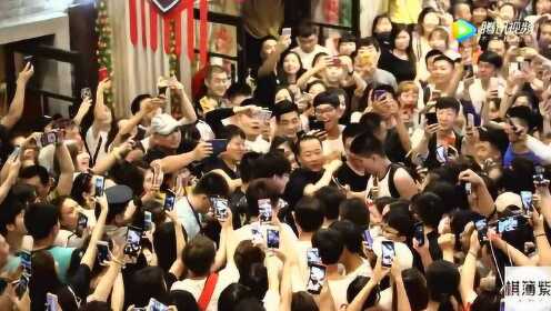 婷婷激情四房五月天演唱会引爆全场，粉丝尖叫不断，嗨翻夏夜