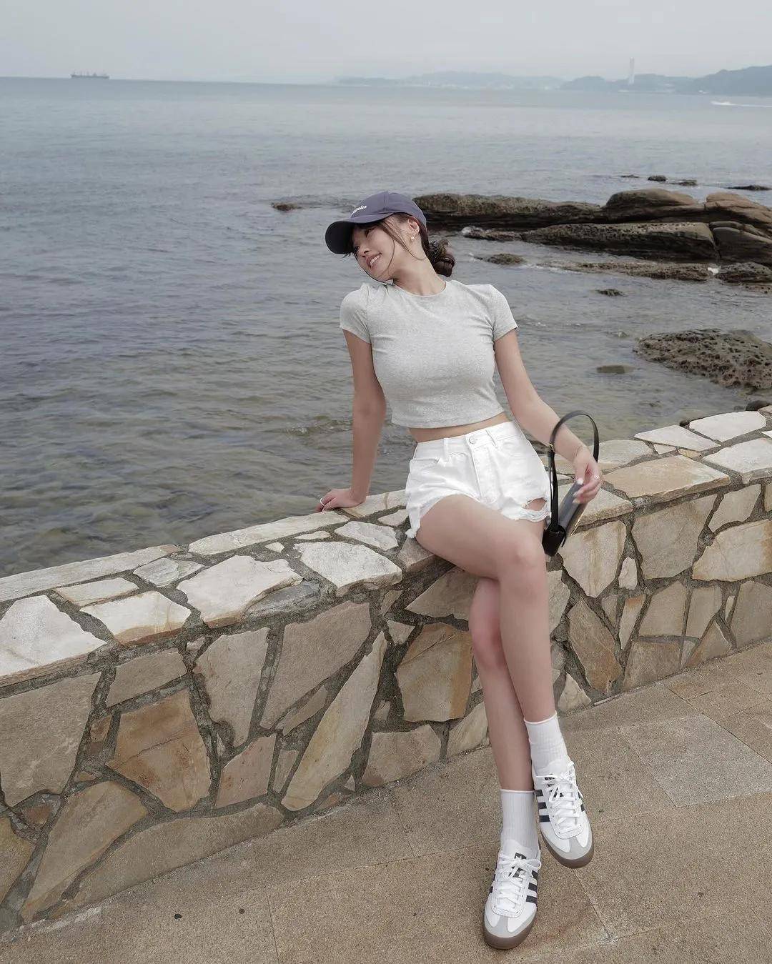 成熟少妇婬A片好爽在海边浜，激情夏日沙滩邂逅，浪花中的诱惑与快感，体验别样海滨风情