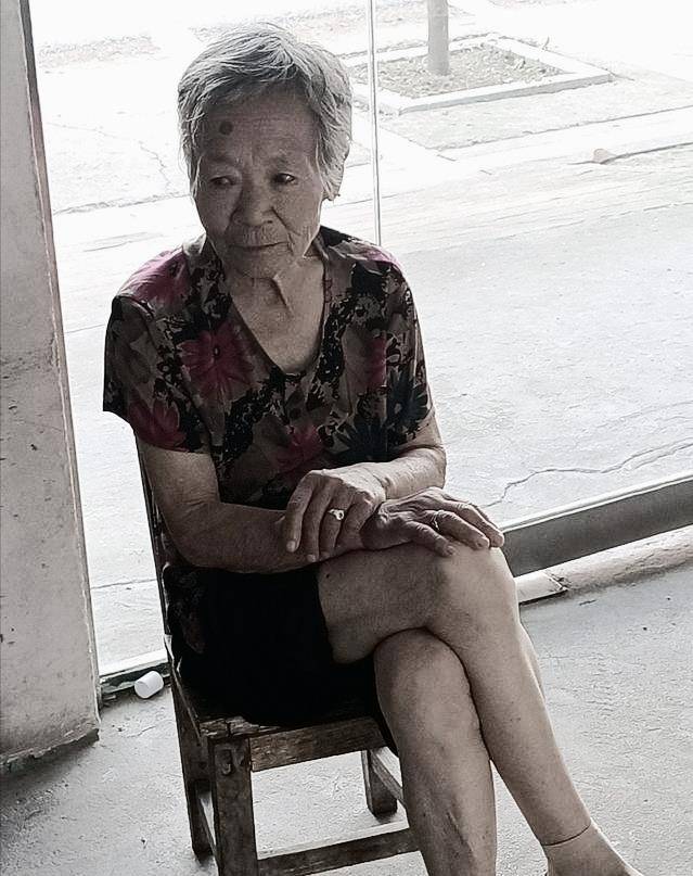 南京熟女女老太婆泬浜故事揭秘，探索隐秘角落，感受岁月沉淀的独特魅力