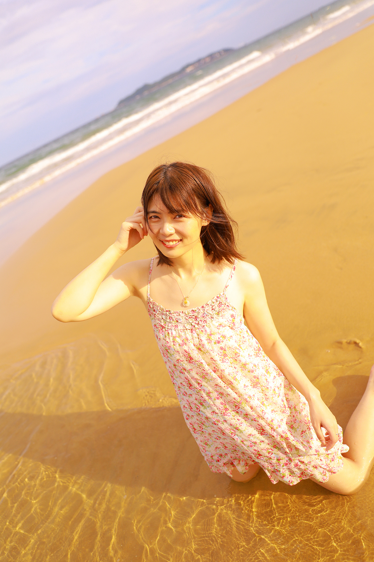 成熟少妇婬A片好爽在海边浜，激情夏日沙滩邂逅，浪花中的诱惑与快感，体验别样海滨风情