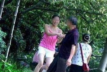 老头老太太砖树林奇遇记,神秘砖墙藏古树,白发夫妻寻宝来 老头老太太砖树林奇遇记,神秘砖墙藏古树,白发夫妻寻宝来