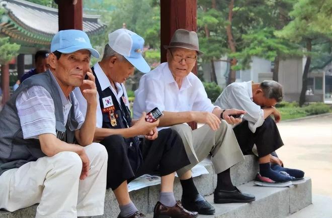 中国老头群交现象揭秘，社会伦理与法律探讨，老年群体性行为研究