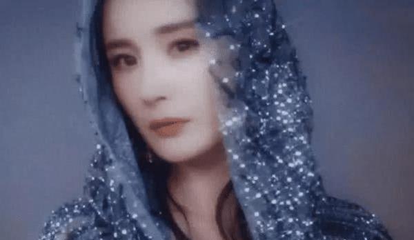 极品丰满欧洲金发美女写真，性感火辣身材，魅力四射诱惑，尽显异域风情