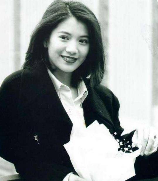 李丽珍丰满女教师演绎经典角色，魅力不减当年，引发观众热议
