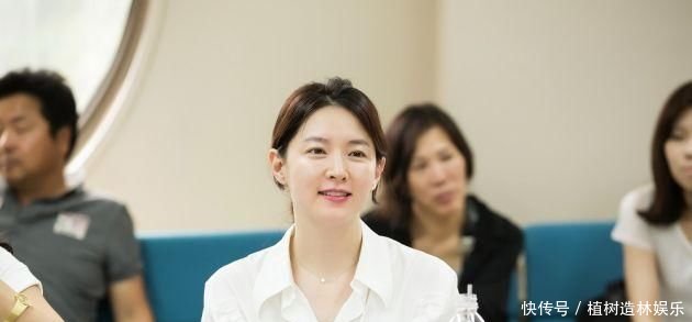 东北人妻视频真实记录婚后生活日常，甜蜜互动瞬间，展现幸福家庭魅力