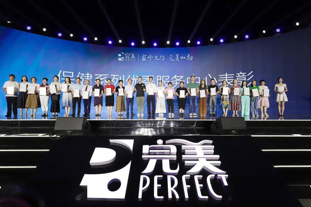 2.白嫩少妇一区惊艳登场，优雅气质，完美呈现