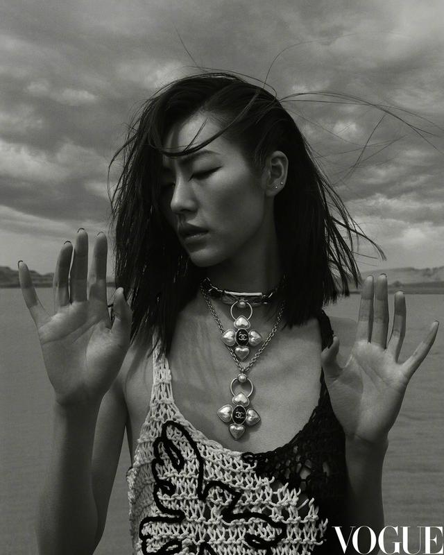 日本多毛美女极品写真，性感撩人毛发浓密，展现独特野性魅力