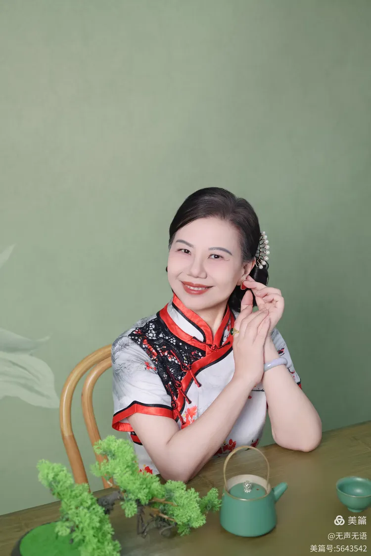 老熟女魅力不减当年，岁月沉淀优雅，成熟风情依旧动人