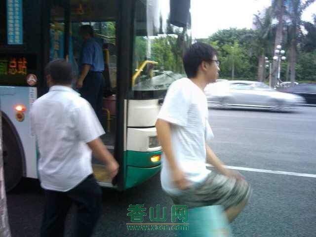2.白洁公交车事件曝光，车内不雅视频疯传，网友热议不断