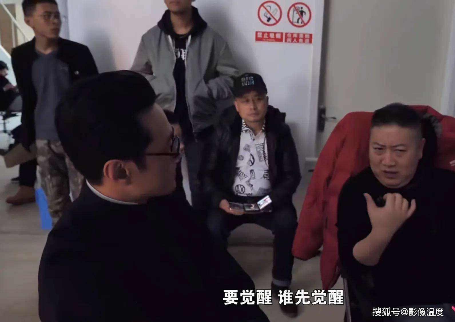 护士TK一视频VK挠脚心浜引发热议，揭秘幕后拍摄花絮，搞笑互动逗乐观众