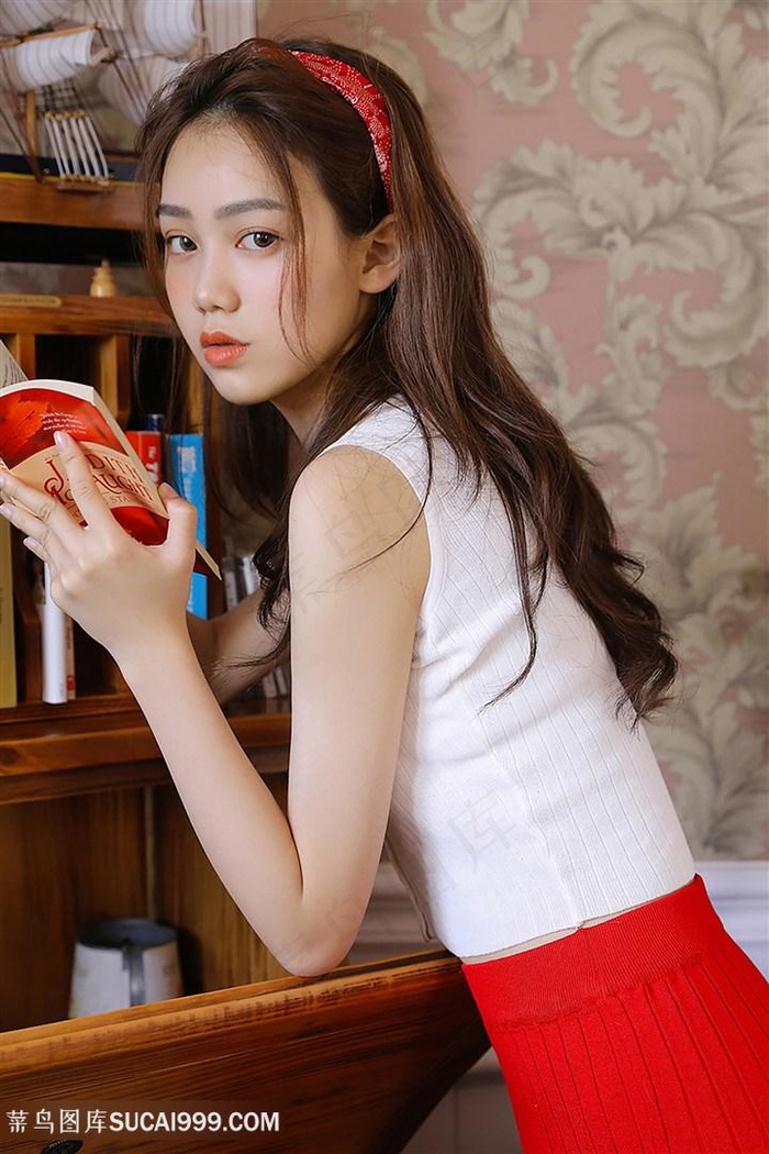 国产69精品久久久熟女伊伊魅力不减，经典佳作再现，重温熟女风情与岁月韵味
