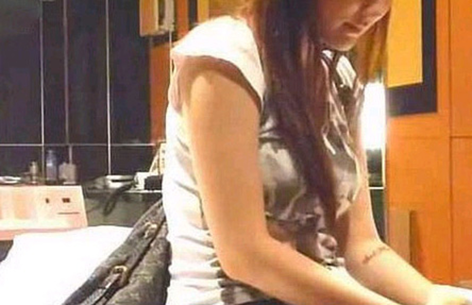 1.偷拍熟女冲凉引发争议风波
