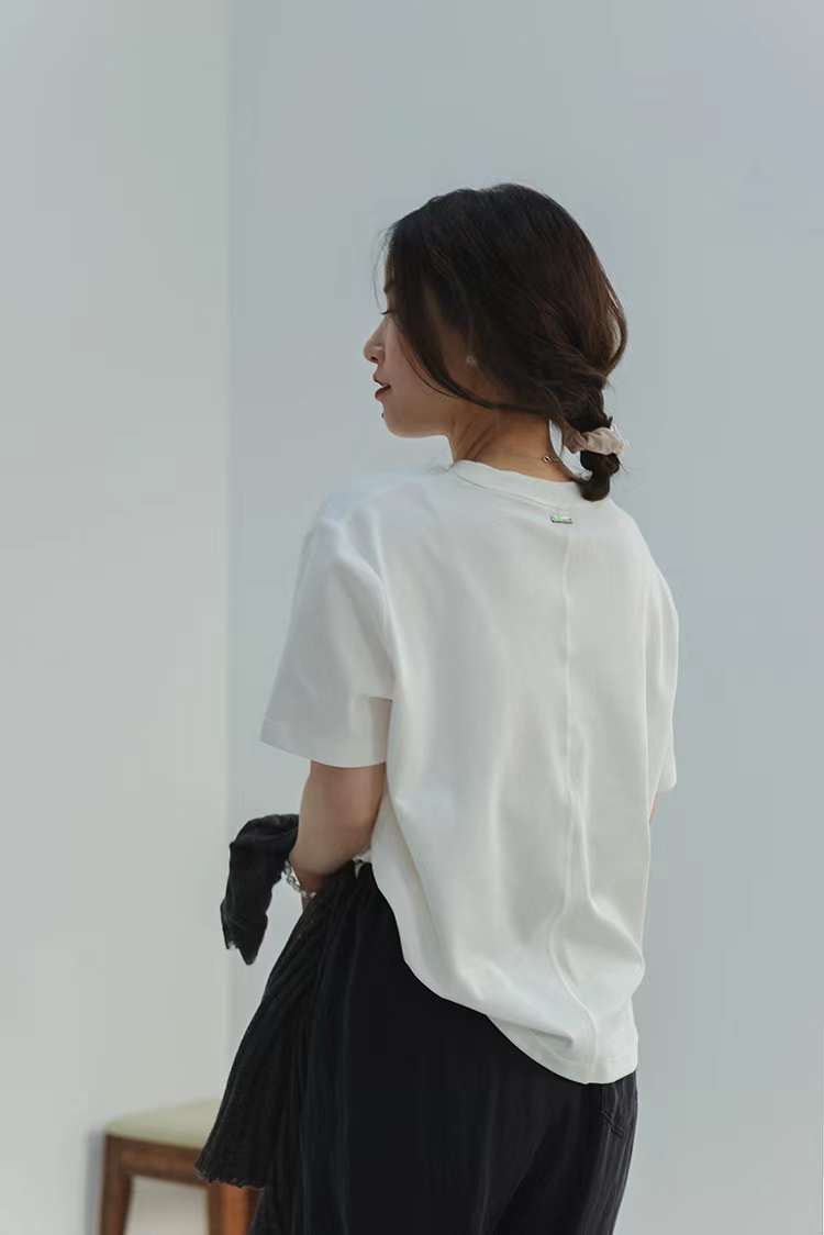 2.VK女生脱帆布鞋的时尚穿搭秘诀，轻松展现个性魅力，舒适又百搭*