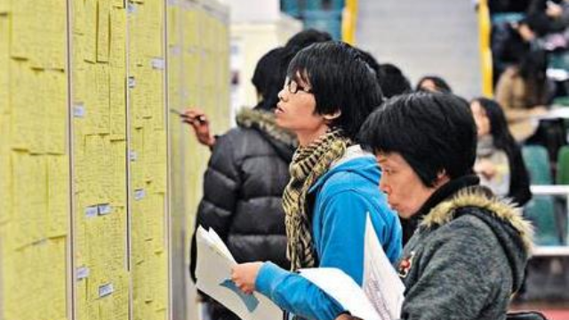 老妇乱交引发的家庭风波与伦理争议，社会反思，道德重建