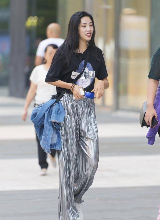 丰满性感妇女展现自信魅力，优雅曲线尽显女性风采，时尚穿搭彰显独特气质