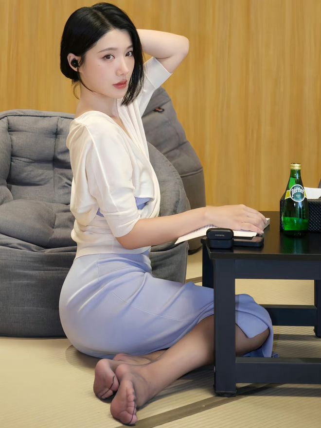 妹妹的玉足vk诱惑，足控福利，美腿写真，白皙嫩滑，心动瞬间