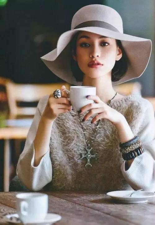 私拍老女岁月沉淀优雅绽放，时光雕琢韵味悠长，镜头定格永恒之美