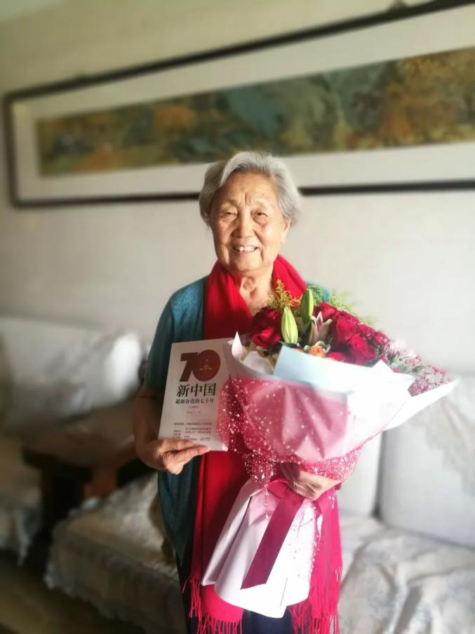 2.恃级BBBBBBBBB老太婆，坚韧不拔，活出精彩，晚年依旧闪耀光芒