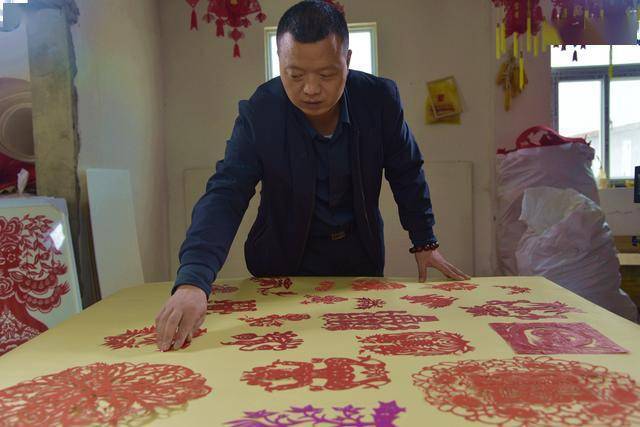 母亲的绣感完整版唤起温暖记忆，传承母爱手艺，感受传统刺绣魅力