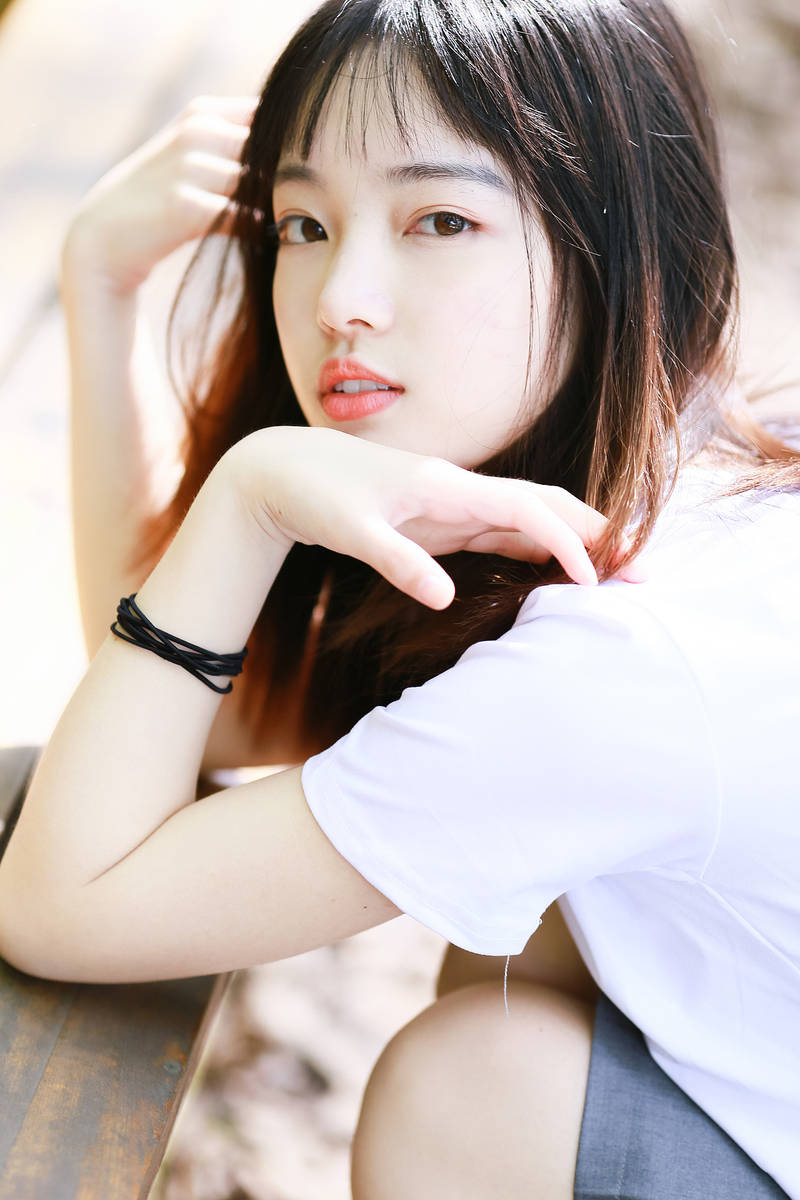 红润少女爱爱绽放青春光彩，甜蜜初恋故事，温暖心动瞬间
