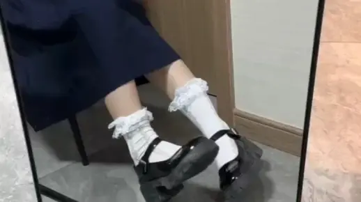 小皮鞋白袜s调教vk玩转潮流穿搭新风格，展现个性魅力，轻松吸睛