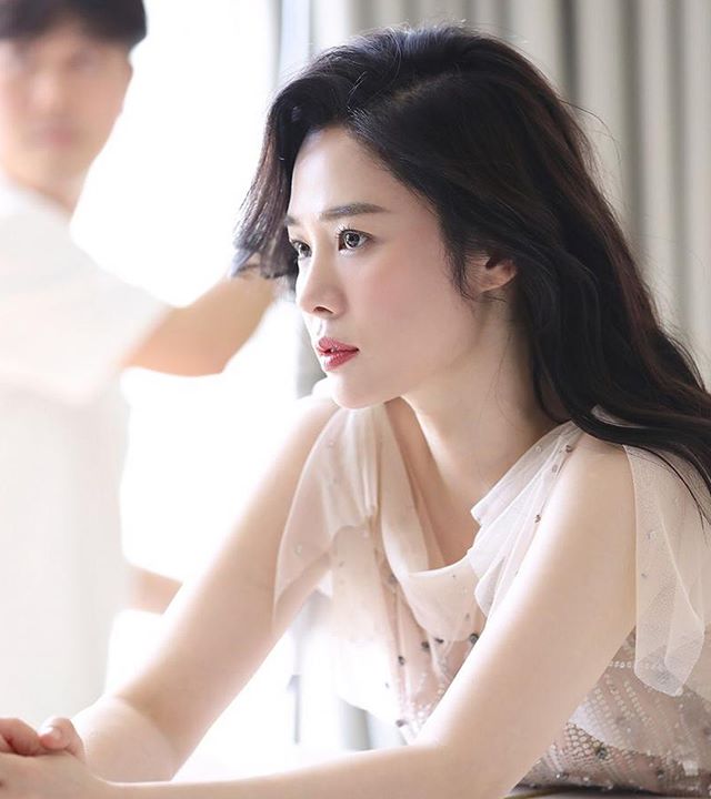 欧美老熟妇性感魅力依旧迷人，经典风韵永存，岁月沉淀独特女人味