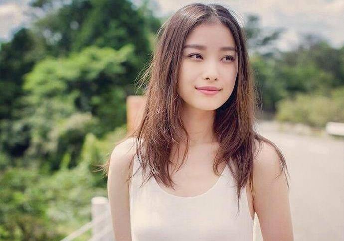 亚洲成熟少妇魅力无限，优雅风情，岁月沉淀的韵味