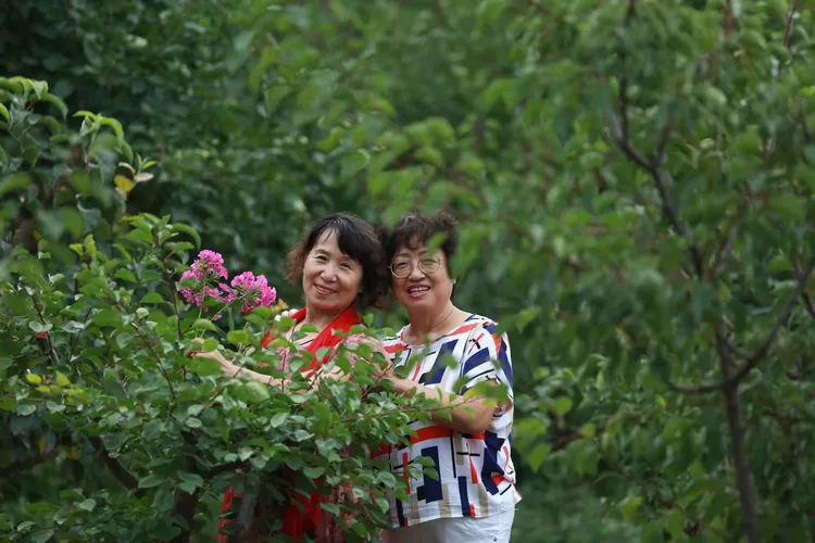 学生日美女惊艳校园，青春风采绽放，留下难忘回忆瞬间